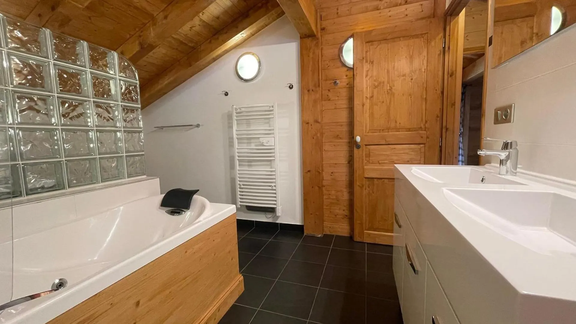 Chalet Savoyard Avec Jardin, Poele A Bois Et Wifi - Fr-1-624-11 Verchaix